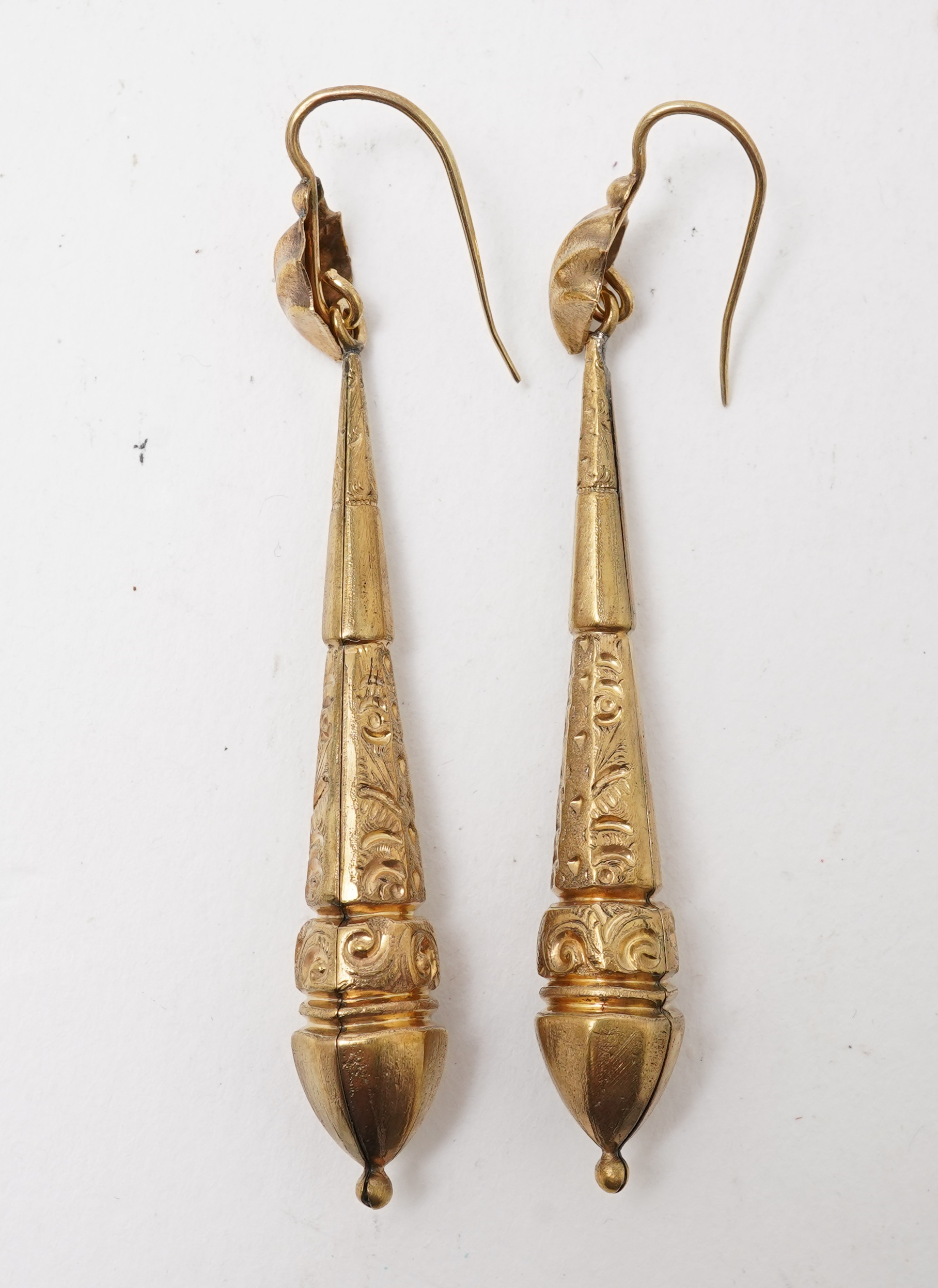 A collection of pinchbeck/gilt metal jewels, 19th century